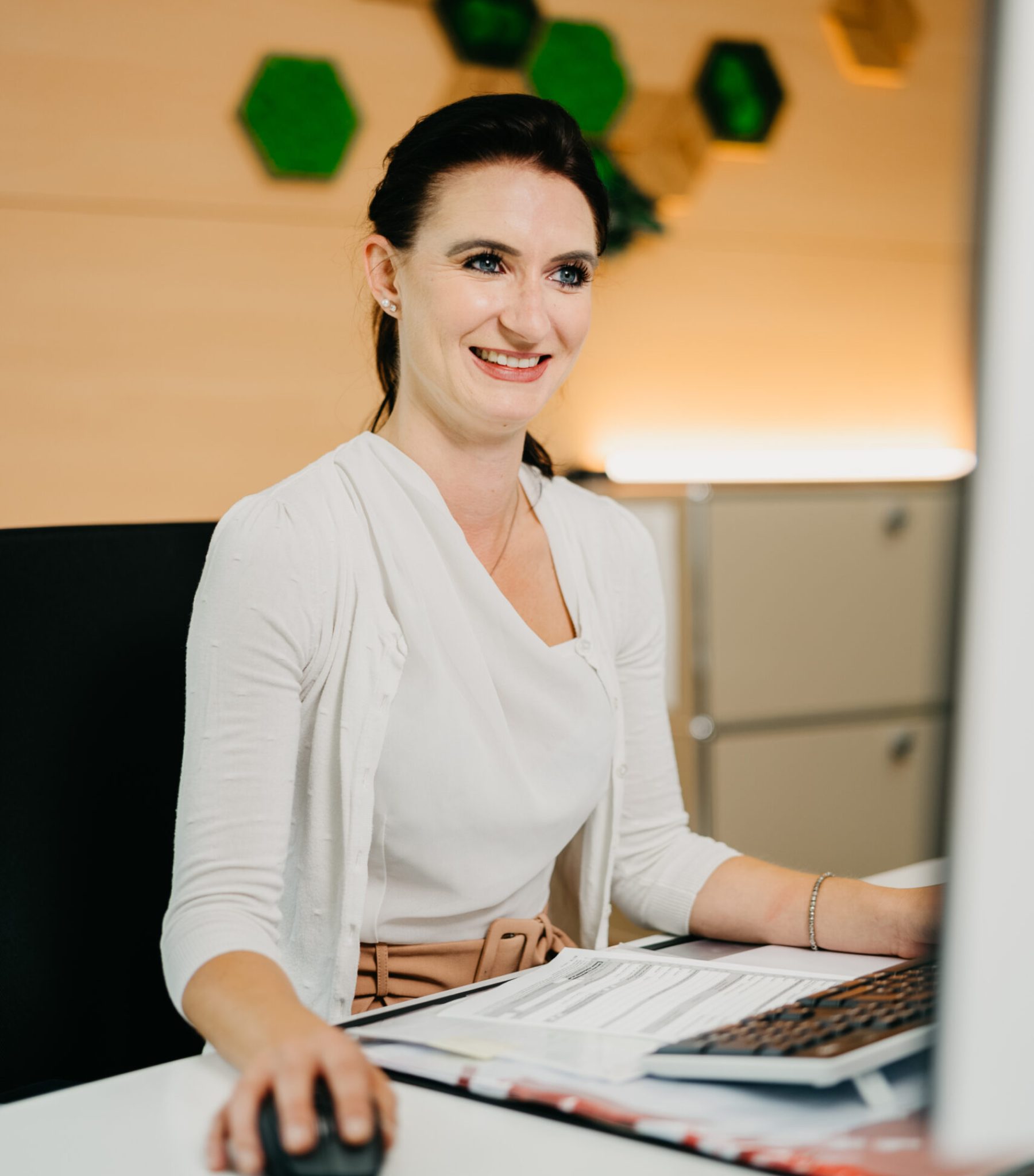 Bilanzbuchhalterin an Arbeitsplatz